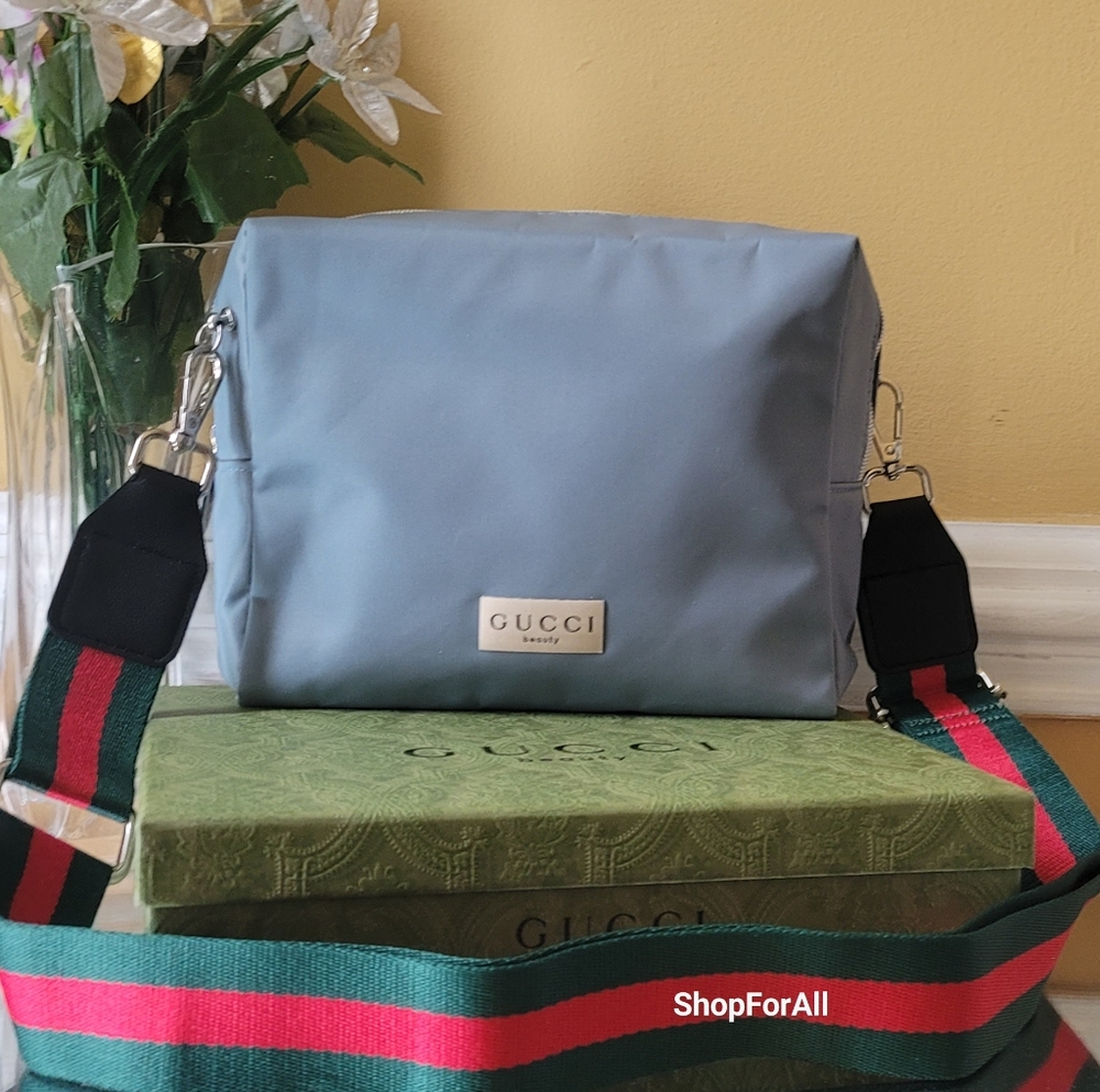 Gucci Green Toiletry Bag with Structured Shape and Gold Hardware - Picture 2 of 16